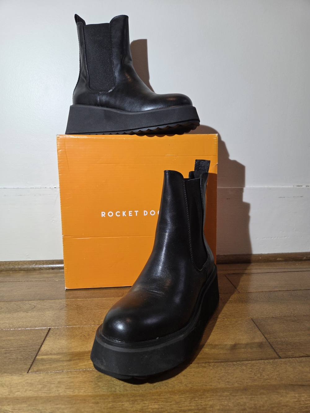 🆕️Rocket Dog Women's Black HeyDay Pull On Platform Chelsea Boot Size 7.5